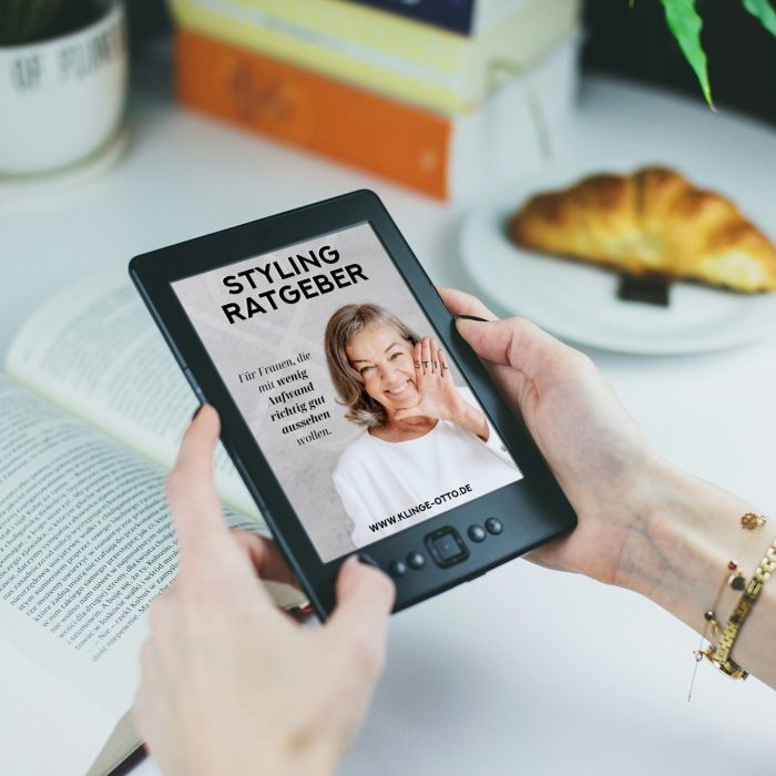 Eine Person hält ein E-Book Reader, auf diesem ist das Cover des E-Books "Styling Ratgeber" von Simone Klinge-Otto zu sehen.
